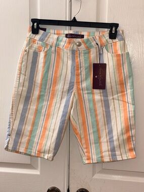 Gloria Vanderbilt Bermuda Shorts. Size 8 New.